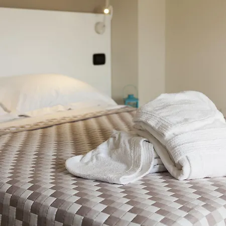 Riviera Hub 招待所 Cisano sul Neva