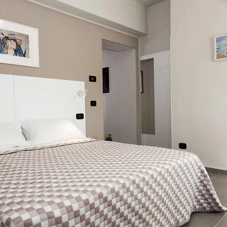 Riviera Hub בית הארחה