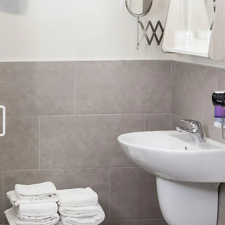 Riviera Hub בית הארחה 3*