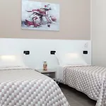 Riviera Hub Πανσιόν 4*
