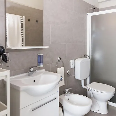 Riviera Hub Konukevi Cisano sul Neva