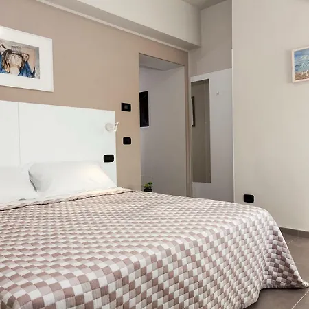Riviera Hub Konukevi Cisano sul Neva