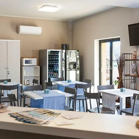 Riviera Hub Konukevi Cisano sul Neva