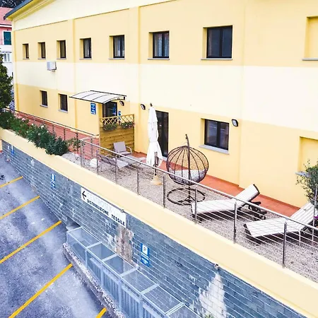 Riviera Hub 4*